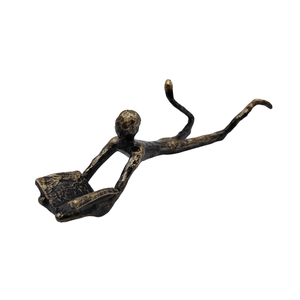 Escultura Lendo -